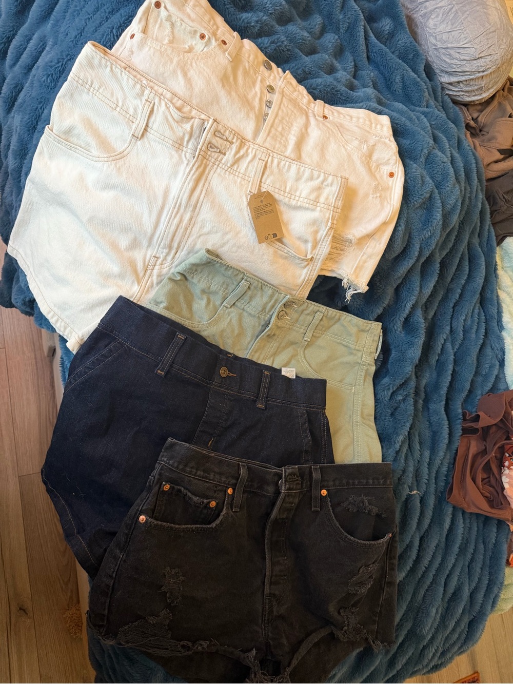 5 pairs of Levi’s shorts size 31